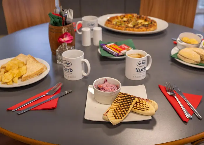 Stableside At Racecourse فندق يورك