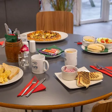 Stableside Hostel At York Racecourse Otel 3*