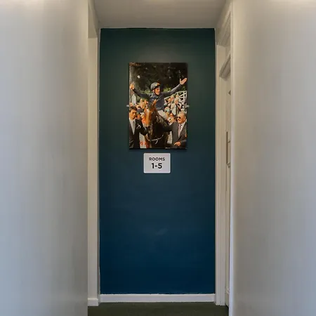 Stableside At Racecourse 3*